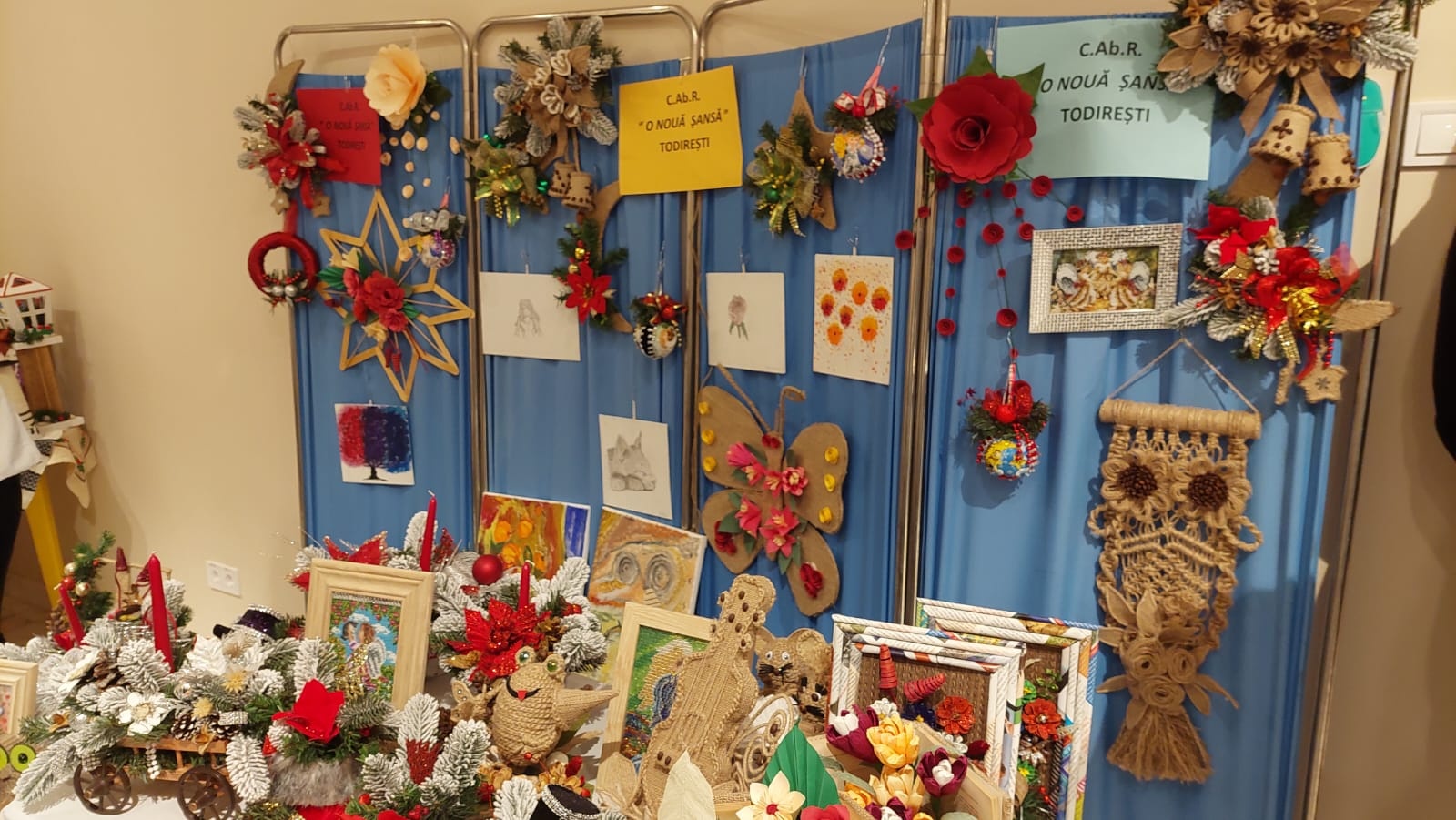 Expoziție cu obiecte realizate de persoane cu dizabilități și momente artistice, în campania „Deschide ochii, deschide inima”