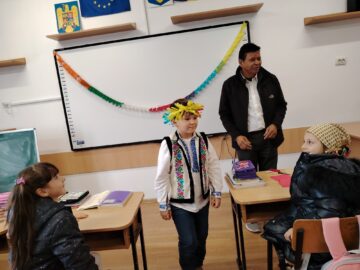 Magia origami-ului: Artistul indian Ramesh Kumar îi inspiră pe elevii din Liteni