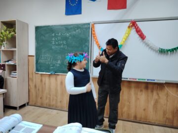 Magia origami-ului: Artistul indian Ramesh Kumar îi inspiră pe elevii din Liteni