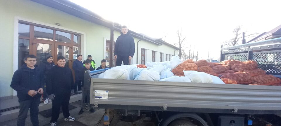 Colectă de fructe și legume a școlii din Zvoriștea pentru elevii Centrului pentru Educație Incluzivă