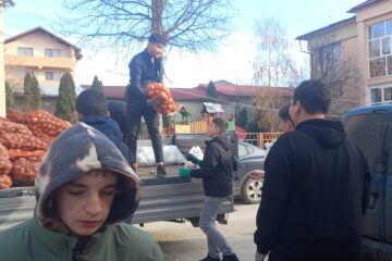 Colectă de fructe și legume a școlii din Zvoriștea pentru elevii Centrului pentru Educație Incluzivă