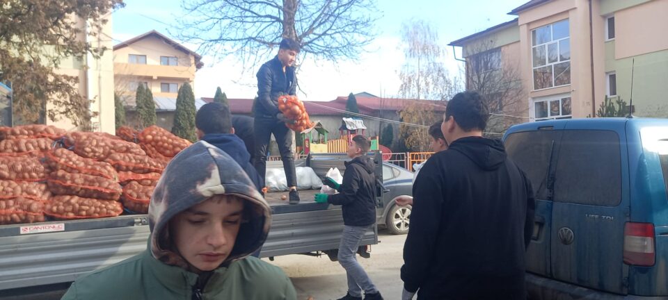 Colectă de fructe și legume a școlii din Zvoriștea pentru elevii Centrului pentru Educație Incluzivă
