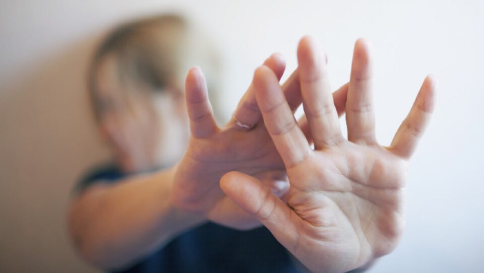 Doi suceveni care și-au bătut soțiile, reținuți în arest deși victimele au dat înapoi pe linie de anchete penale