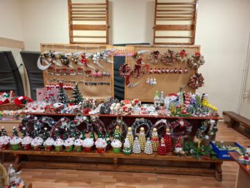 Creativitate și generozitate, la Târgul de Crăciun al Școlii nr. 1. Elevii au strâns peste 30.000 de lei pentru o colegă bolnavă