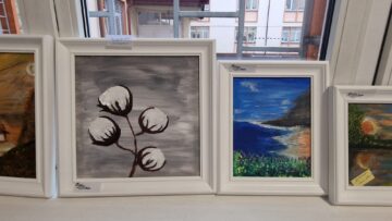 Creativitate și generozitate, la Târgul de Crăciun al Școlii nr. 1. Elevii au strâns peste 30.000 de lei pentru o colegă bolnavă