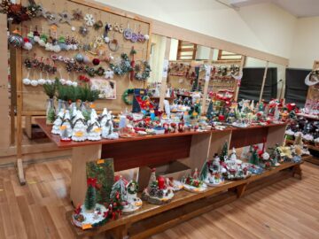 Creativitate și generozitate, la Târgul de Crăciun al Școlii nr. 1. Elevii au strâns peste 30.000 de lei pentru o colegă bolnavă