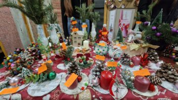 Creativitate și generozitate, la Târgul de Crăciun al Școlii nr. 1. Elevii au strâns peste 30.000 de lei pentru o colegă bolnavă