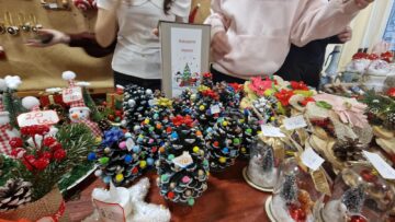 Creativitate și generozitate, la Târgul de Crăciun al Școlii nr. 1. Elevii au strâns peste 30.000 de lei pentru o colegă bolnavă