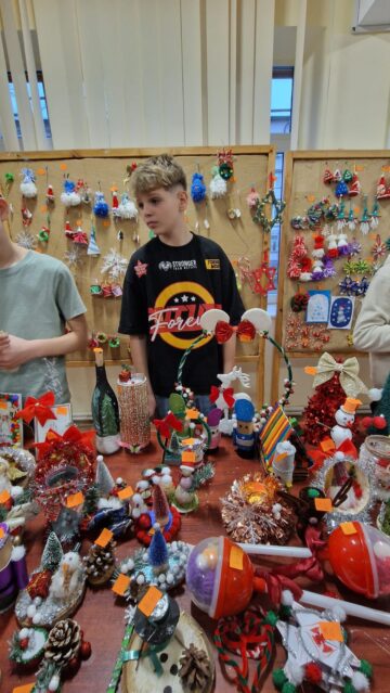 Creativitate și generozitate, la Târgul de Crăciun al Școlii nr. 1. Elevii au strâns peste 30.000 de lei pentru o colegă bolnavă