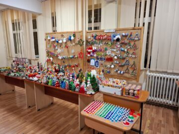 Creativitate și generozitate, la Târgul de Crăciun al Școlii nr. 1. Elevii au strâns peste 30.000 de lei pentru o colegă bolnavă