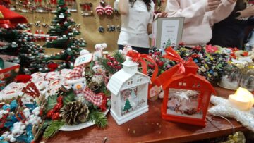 Creativitate și generozitate, la Târgul de Crăciun al Școlii nr. 1. Elevii au strâns peste 30.000 de lei pentru o colegă bolnavă