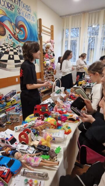 Creativitate și generozitate, la Târgul de Crăciun al Școlii nr. 1. Elevii au strâns peste 30.000 de lei pentru o colegă bolnavă
