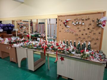 Creativitate și generozitate, la Târgul de Crăciun al Școlii nr. 1. Elevii au strâns peste 30.000 de lei pentru o colegă bolnavă