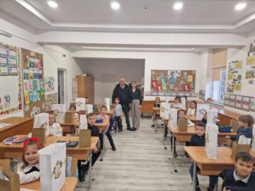 Aproape 600 de pachete au fost împărțite de primarul din Dărmănești copiilor din comună