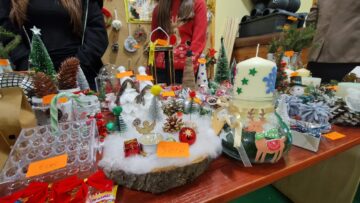 Creativitate și generozitate, la Târgul de Crăciun al Școlii nr. 1. Elevii au strâns peste 30.000 de lei pentru o colegă bolnavă