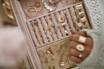 Judecătorii au stabilit pedeapsa pentru o femeie care a furat zeci de bijuterii