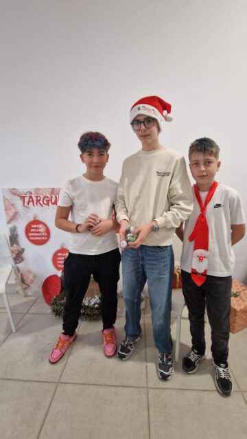 Creativitate și generozitate, la Târgul de Crăciun al Școlii nr. 1. Elevii au strâns peste 30.000 de lei pentru o colegă bolnavă