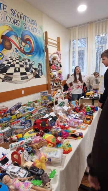 Creativitate și generozitate, la Târgul de Crăciun al Școlii nr. 1. Elevii au strâns peste 30.000 de lei pentru o colegă bolnavă