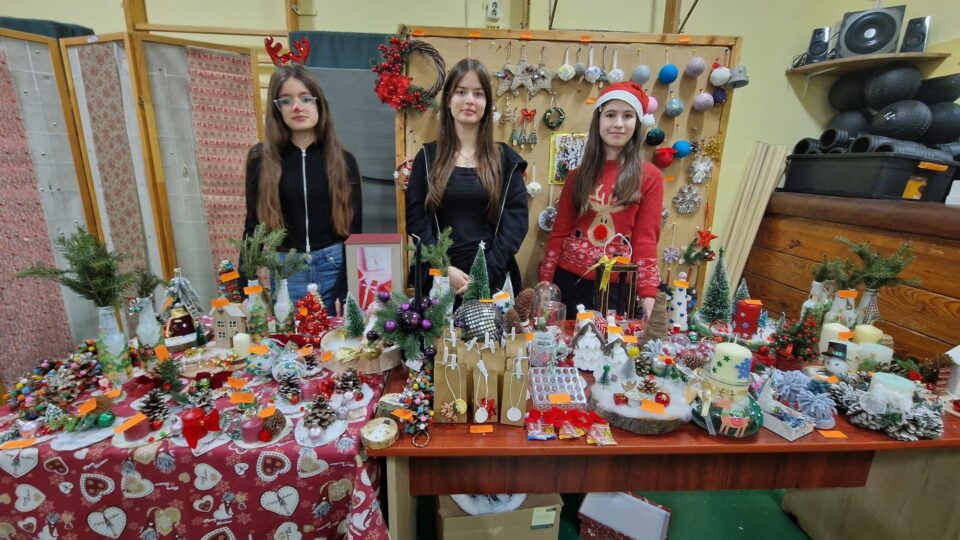 Creativitate și generozitate, la Târgul de Crăciun al Școlii nr. 1. Elevii au strâns peste 30.000 de lei pentru o colegă bolnavă