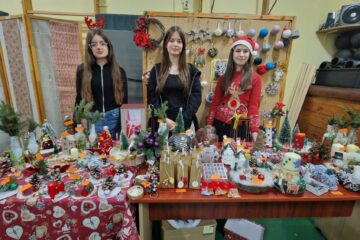 Creativitate și generozitate, la Târgul de Crăciun al Școlii nr. 1. Elevii au strâns peste 30.000 de lei pentru o colegă bolnavă Creativitate și generozitate, la Târgul de Crăciun al Școlii nr. 1. Elevii au strâns peste 30.000 de lei pentru o colegă bolnavă