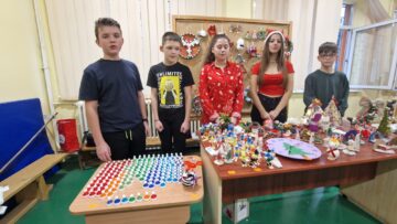 Creativitate și generozitate, la Târgul de Crăciun al Școlii nr. 1. Elevii au strâns peste 30.000 de lei pentru o colegă bolnavă