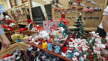 Creativitate și generozitate, la Târgul de Crăciun al Școlii nr. 1. Elevii au strâns peste 30.000 de lei pentru o colegă bolnavă