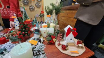 Creativitate și generozitate, la Târgul de Crăciun al Școlii nr. 1. Elevii au strâns peste 30.000 de lei pentru o colegă bolnavă