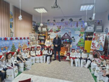 Aproape 600 de pachete au fost împărțite de primarul din Dărmănești copiilor din comună