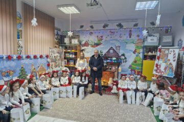 Aproape 600 de pachete au fost împărțite de primarul din Dărmănești copiilor din comună Aproape 600 de pachete au fost împărțite de primarul din Dărmănești copiilor din comună