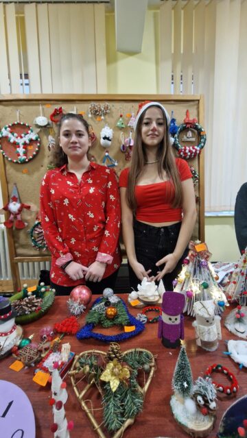 Creativitate și generozitate, la Târgul de Crăciun al Școlii nr. 1. Elevii au strâns peste 30.000 de lei pentru o colegă bolnavă