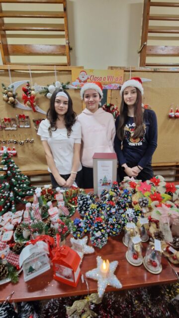 Creativitate și generozitate, la Târgul de Crăciun al Școlii nr. 1. Elevii au strâns peste 30.000 de lei pentru o colegă bolnavă