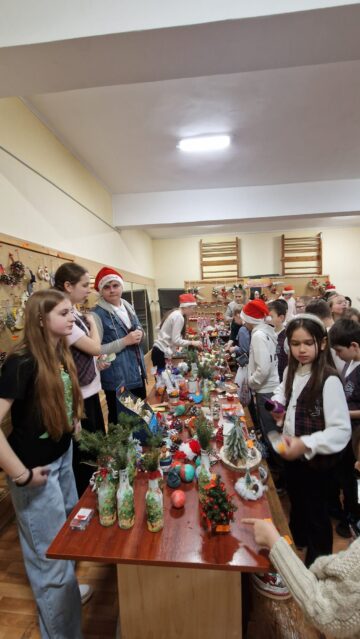 Creativitate și generozitate, la Târgul de Crăciun al Școlii nr. 1. Elevii au strâns peste 30.000 de lei pentru o colegă bolnavă