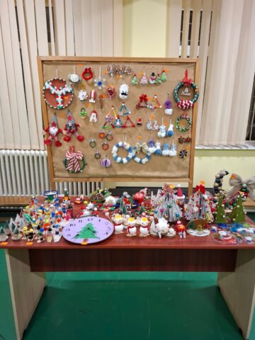 Creativitate și generozitate, la Târgul de Crăciun al Școlii nr. 1. Elevii au strâns peste 30.000 de lei pentru o colegă bolnavă