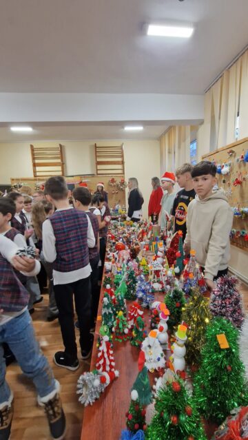 Creativitate și generozitate, la Târgul de Crăciun al Școlii nr. 1. Elevii au strâns peste 30.000 de lei pentru o colegă bolnavă