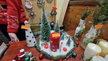 Creativitate și generozitate, la Târgul de Crăciun al Școlii nr. 1. Elevii au strâns peste 30.000 de lei pentru o colegă bolnavă