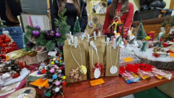 Creativitate și generozitate, la Târgul de Crăciun al Școlii nr. 1. Elevii au strâns peste 30.000 de lei pentru o colegă bolnavă