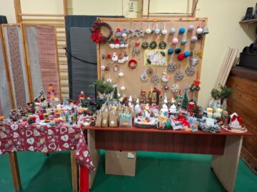 Creativitate și generozitate, la Târgul de Crăciun al Școlii nr. 1. Elevii au strâns peste 30.000 de lei pentru o colegă bolnavă