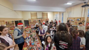 Creativitate și generozitate, la Târgul de Crăciun al Școlii nr. 1. Elevii au strâns peste 30.000 de lei pentru o colegă bolnavă