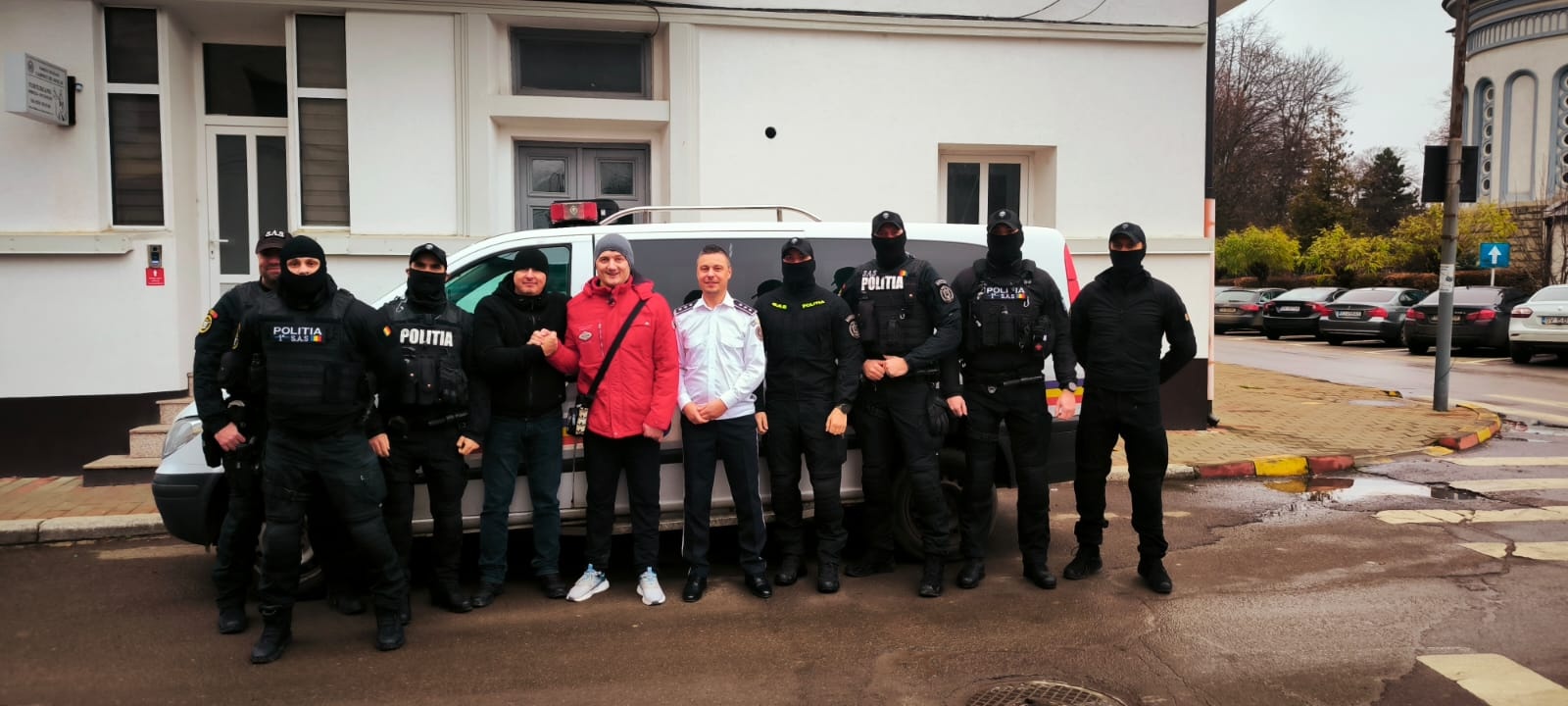 Moș Nicolae, flancat de „mascați”, s-a întâlnit cu fostul polițist Ciprian Sfichi, grav rănit în misiune pe 5 decembrie 2017