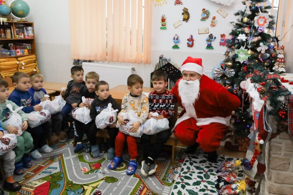Magia lui Moș Nicolae la Liteni: 500 de daruri pentru 500 de zâmbete - FOTO Luca Gabriel Hatnean, clasa a XII-a B