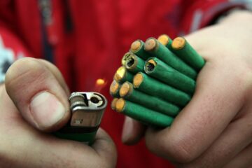 Un bărbat care se distra aruncând petarde s-a ales cu dosar penal Un bărbat care se distra aruncând petarde s-a ales cu dosar penal