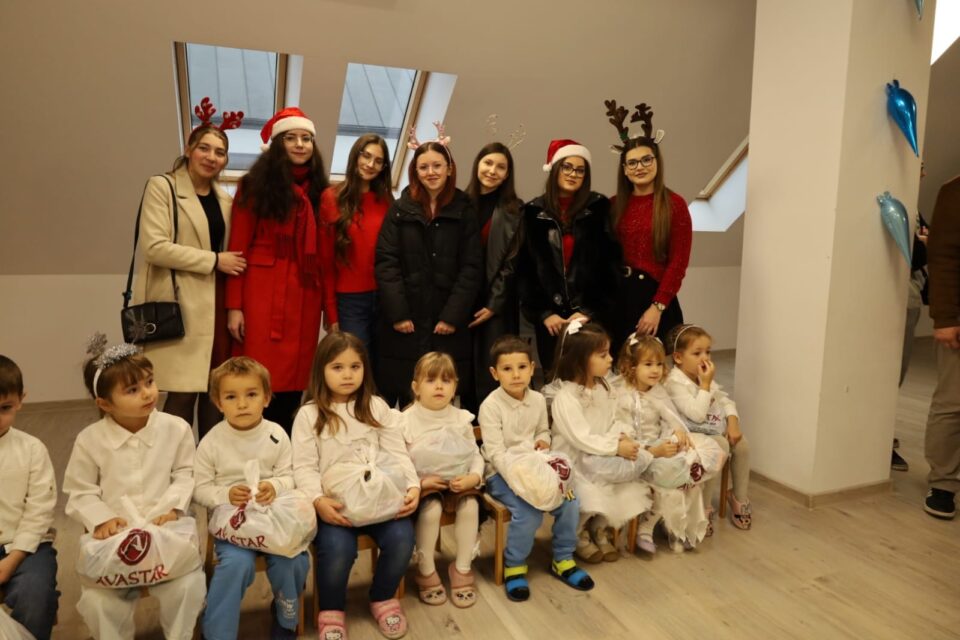 Magia lui Moș Nicolae la Liteni: 500 de daruri pentru 500 de zâmbete - FOTO Luca Gabriel Hatnean, clasa a XII-a B