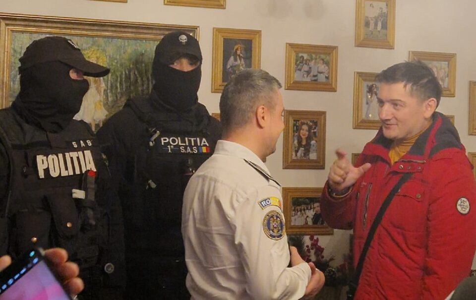 Moș Nicolae, flancat de „mascați”, s-a întâlnit cu fostul polițist Ciprian Sfichi, grav rănit în misiune pe 5 decembrie 2017 Moș Nicolae, flancat de „mascați”, s-a întâlnit cu fostul polițist Ciprian Sfichi, grav rănit în misiune pe 5 decembrie 2017
