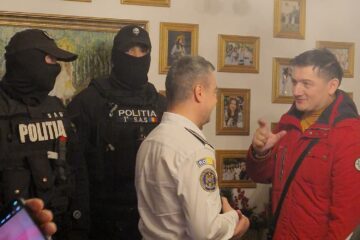 Moș Nicolae, flancat de „mascați”, s-a întâlnit cu fostul polițist Ciprian Sfichi, grav rănit în misiune pe 5 decembrie 2017 Moș Nicolae, flancat de „mascați”, s-a întâlnit cu fostul polițist Ciprian Sfichi, grav rănit în misiune pe 5 decembrie 2017