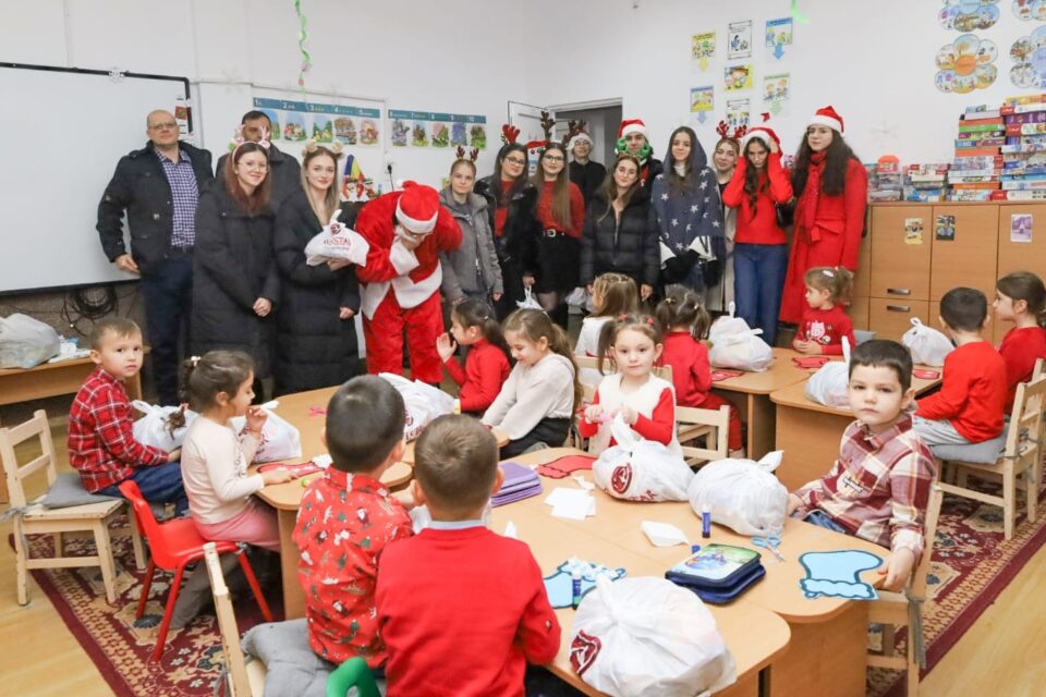 Magia lui Moș Nicolae la Liteni: 500 de daruri pentru 500 de zâmbete - FOTO Luca Gabriel Hatnean, clasa a XII-a B