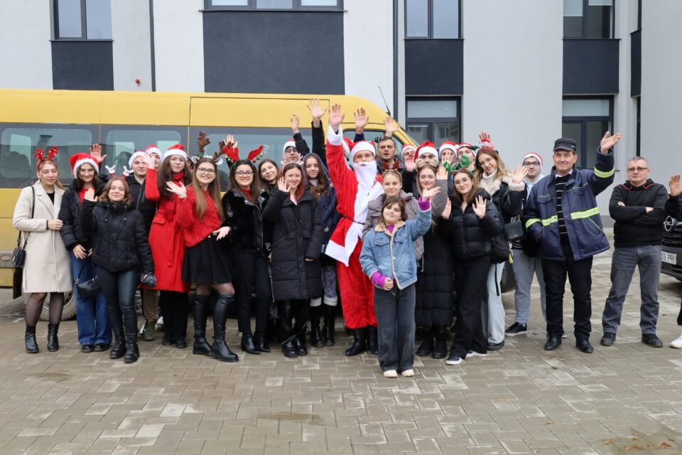 Magia lui Moș Nicolae la Liteni: 500 de daruri pentru 500 de zâmbete - FOTO Luca Gabriel Hatnean, clasa a XII-a B