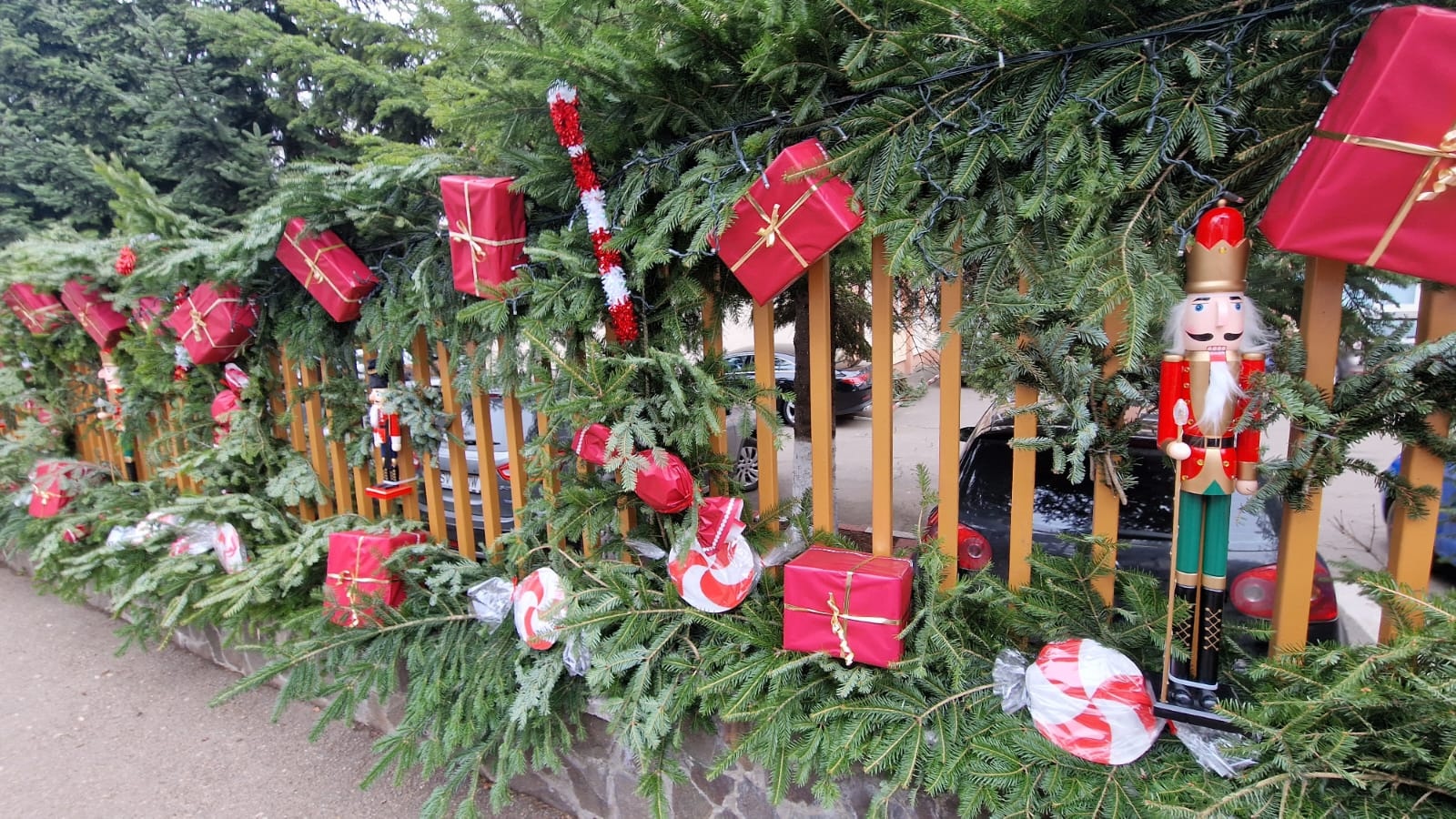 Decor spectaculos cu 50 de spărgători de nuci, cadouri și luminițe, la Colegiul „Spiru Haret” Suceava