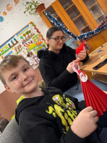 Atelier de Crăciun părinte–copil la Liceul Teoretic „Iorgu Vârnav Liteanu” din Liteni. Decorațiuni de Crăciun – conectare, colaborare și bucuria de a crea împreună