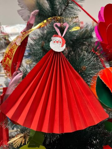 Atelier de Crăciun părinte–copil la Liceul Teoretic „Iorgu Vârnav Liteanu” din Liteni. Decorațiuni de Crăciun – conectare, colaborare și bucuria de a crea împreună