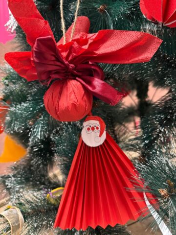 Atelier de Crăciun părinte–copil la Liceul Teoretic „Iorgu Vârnav Liteanu” din Liteni. Decorațiuni de Crăciun – conectare, colaborare și bucuria de a crea împreună